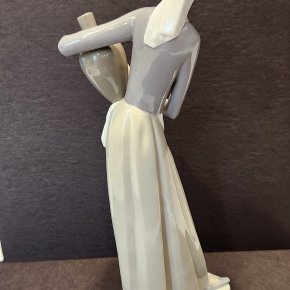Lladro girl with jugs - Picture 3 of 8